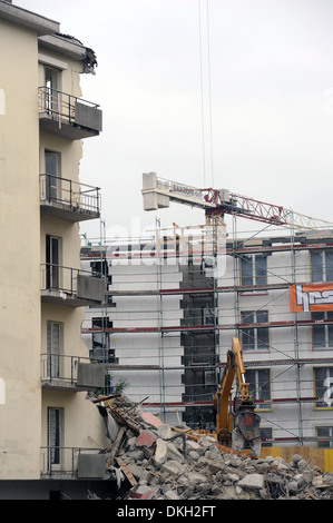 Ein Presslufthammer Abriss eines Hauses mit rückseitig ein Neubau Stockfoto