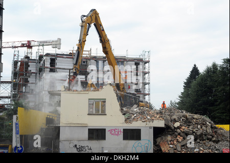 Ein Presslufthammer Abriss eines Hauses mit rückseitig ein Neubau Stockfoto