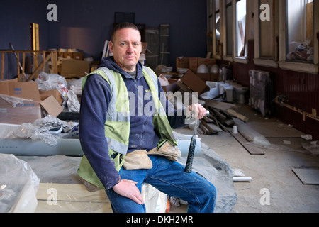 John Shaw, Tischler, sitzen in einem Zimmer im Erdgeschoss, die für die Lagerung, Fairfield, Govan, Glasgow Stockfoto