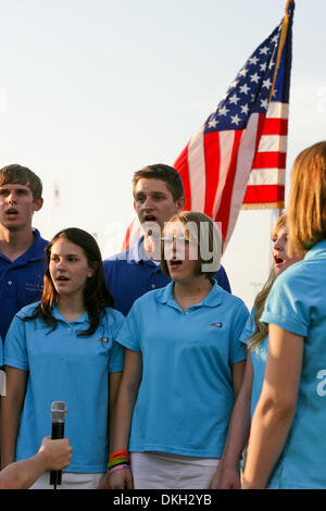 6. Juni 2009: Mitglieder der EHCS Ministerien Team singen die Nationalhymne vor dem Start der MLS Übereinstimmung zwischen der Columbus Crew und Kansas City Wizards. Die Columbus Crew besiegte die Kansas City Wizards 2-0 im CommunityAmerica Ballpark, Kansas City, KS. (Kredit-Bild: © Tyson Hofsommer/Southcreek Global/ZUMApress.com) Stockfoto