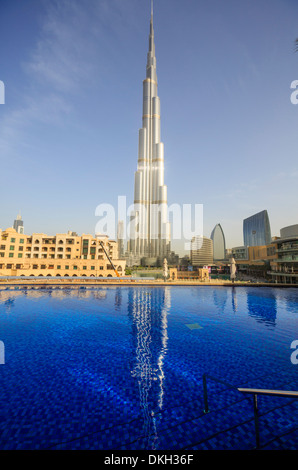 Burj Khalifa spiegelt sich im Hotel Swimming Pool, Dubai, Vereinigte Arabische Emirate, Naher Osten Stockfoto