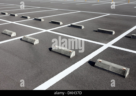 Leeren Parkplatz mit weißen Markierung Stockfoto