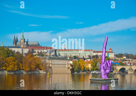 David Cerny temporäre Skulptur Mittelfinger zeigte auf der Burg-Prag, Tschechische Republik, Europa Stockfoto