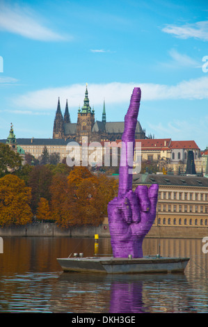 David Cerny temporäre Skulptur Mittelfinger zeigte auf der Burg-Prag, Tschechische Republik, Europa Stockfoto