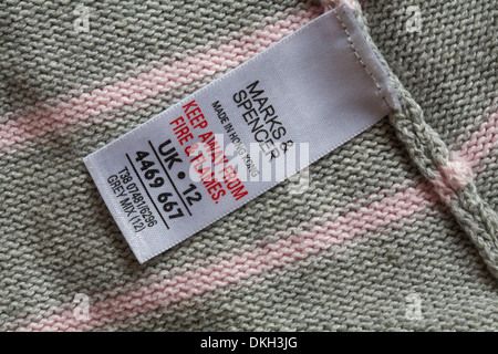 Label in Bekleidungsbekleidung - Marks & Spencer Made in Hong Kong Keep away from Fire & Flames UK 12 - verkauft in Großbritannien, Großbritannien Stockfoto