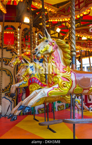 Karussell-Pferd auf einen Kreisverkehr bei einer Kirmes, Glasgow, Schottland, Großbritannien Stockfoto