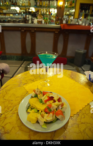 Aperitivo Buffet Abendessen mit einem Cocktail in einer Café central Turin Stadt Piedmont Region Nord-Italien-Europa Stockfoto