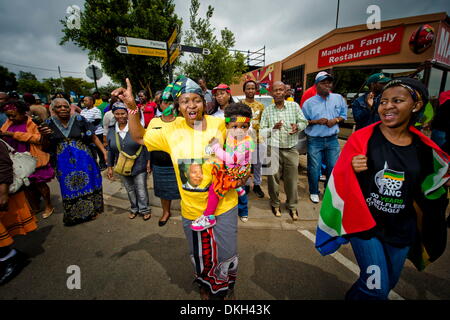 Soweto, Südafrika. 6. Dezember 2013. Menschen versammeln sich auf Vilakazi Street am 6. Dezember 2013 in Soweto, Südafrika. Der Vater der Nation, Nelson Mandela, Tata Madiba, ruhig am Abend des 5. Dezember 2013 in seinem Haus in Houghton mit Familie verstorben. (Foto von Gallo Images / Foto24 / Cornel van Heerden) Bildnachweis: Gallo Bilder/Alamy Live News Stockfoto