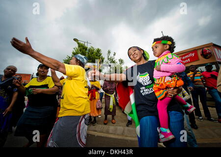 Soweto, Südafrika. 6. Dezember 2013. Menschen versammeln sich auf Vilakazi Street am 6. Dezember 2013 in Soweto, Südafrika. Der Vater der Nation, Nelson Mandela, Tata Madiba, ruhig am Abend des 5. Dezember 2013 in seinem Haus in Houghton mit Familie verstorben. (Foto von Gallo Images / Foto24 / Cornel van Heerden) Bildnachweis: Gallo Bilder/Alamy Live News Stockfoto