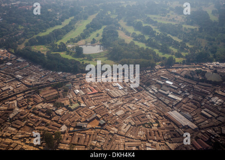 Luftaufnahme von einem Slum am Stadtrand von Nairobi, Kenia, Ostafrika, Afrika Stockfoto
