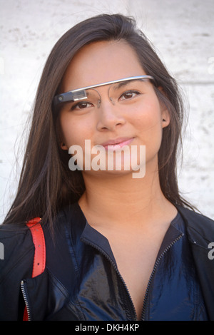 Porträt einer schönen jungen Dame, die mit Google-Brille in Manhattan, New York City. Stockfoto