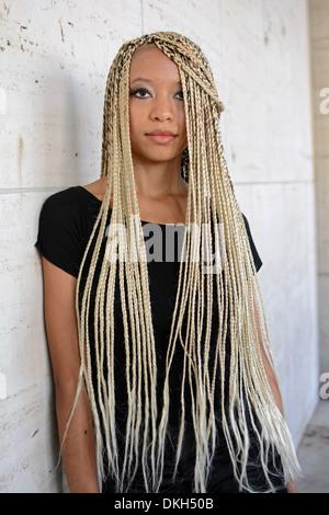 Porträt des Musikproduzenten tragen langes blondes Haar-Extensions auf der Fashion Week im Lincoln Center in New York City Stockfoto