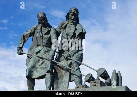 Weibliche Munition Arbeiter, Denkmal der heldenhaften Verteidiger Leningrads, Siegesplatz, Ploshchad Pobedy, St. Petersburg, Russland Stockfoto