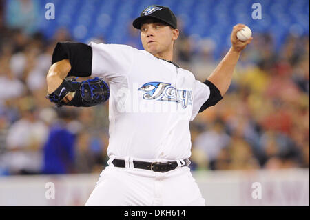 21. Juli 2009 - Toronto, Ontario, Kanada - 21. Juli 2009: Toronto Blue Jays ab Krug Brett Cecil (27) Stellplätze während der Cleveland Indians 2: 1-Sieg über die Toronto Blue Jays im Rogers Centre in Toronto, ON (Credit-Bild: © Adrian Gauthier/Southcreek Global/ZUMApress.com) Stockfoto