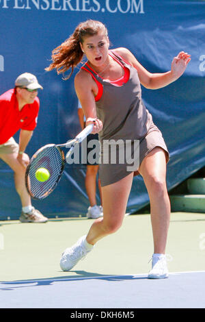 27. Juli 2009 - Stanford, Kalifornien, USA - 27. Juli 2009: Agnieszka Radwanska (POL) gegen Sorana Cirstea (ROU), nicht in der ersten Runde spielen bei der Bank of West Classic, Sony Ericsson WTA Tour, Damen-Tennis-Turnier in der Taube Familie Tennisstadion in Stanford Kalifornien abgebildet (Credit-Bild: © Konsta Goumenidis/Southcreek Global/ZUMApress.com) Stockfoto