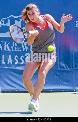 27. Juli 2009 - Stanford, Kalifornien, USA - 27. Juli 2009: Agnieszka Radwanska (POL) gegen Sorana Cirstea (ROU), nicht in der ersten Runde spielen bei der Bank of West Classic, Sony Ericsson WTA Tour, Damen-Tennis-Turnier in der Taube Familie Tennisstadion in Stanford Kalifornien abgebildet (Credit-Bild: © Konsta Goumenidis/Southcreek Global/ZUMApress.com) Stockfoto