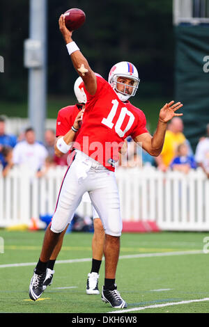 Buffalo Bills Quarterback Gibran Hamdan lässt den Ball Feld unten in der Donnerstagabend Praxis am St. John Fisher College in Rochester, NY fliegen. (Kredit-Bild: © Michael Johnson/Southcreek Global/ZUMApress.com) Stockfoto