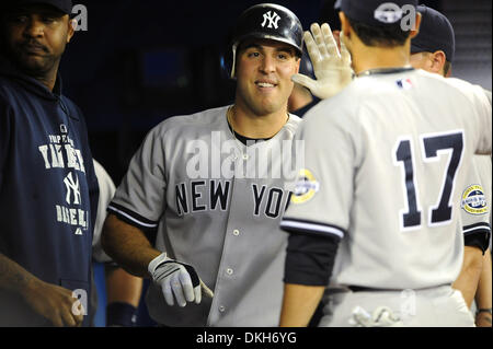 5. August 2009 - Toronto, Ontario, Kanada - 4. August 2009: New York Yankees First Baseman Mark Teixeira (25) ist auf der Trainerbank von New York Yankees dritte Baseman Jerry Hairston Jr. (17) beglückwünscht und Teamkollegen. Die New York Yankees besiegten die Toronto Blue Jays 5-3, in der MLB Spiel spielte im Rogers Centre in Toronto, ON (Credit-Bild: © Adrian Gauthier/Southcreek Global/ZUM Stockfoto