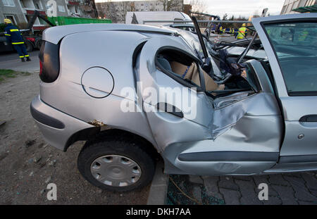 Stralsund, Deutschland. 6. Dezember 2013. Ein beschädigtes Auto steht auf einer Straße, nachdem ein fliegendes Dach es in Stralsund, Deutschland, 6. Dezember 2013 zerstört. Sturmtief Xaver hat Norddeutschland vollen Wucht erreicht. Foto: STEFAN SAUER/Dpa/Alamy Live News Stockfoto