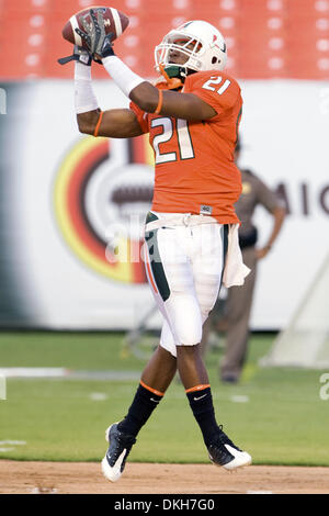 Miami Hurricanes defensive zurück Brandon McGee (21) vor dem Spiel. Die Miami Hurricanes besiegten Georgia Tech Yellow Jackets - 33 bis 17 im Dolphin Stadium in Miami FL. (Credit-Bild: © Ben Hicks/Southcreek Global/ZUMApress.com) Stockfoto