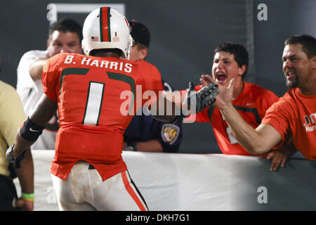 Miami Hurricanes defensive zurück Brandon Harris (1) high Fives fans während der Spielaktion. Die Miami Hurricanes besiegten Georgia Tech Yellow Jackets - 33 bis 17 im Dolphin Stadium in Miami FL. (Credit-Bild: © Ben Hicks/Southcreek Global/ZUMApress.com) Stockfoto