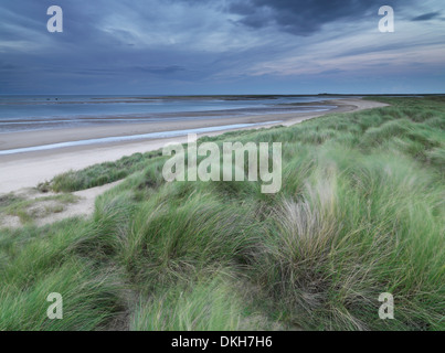 Dämmerung Licht in dieser Ansicht Blick auf Scolt Head Island aus Brancaster, Norfolk, England, Vereinigtes Königreich, Europa Stockfoto