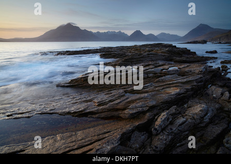 Der Blick über Loch Scavaig, die Cuillin Hills von Elgol, Isle Of Skye, Schottland, Vereinigtes Königreich, Europa Stockfoto