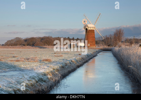 Einem frostigen Wintermorgen in den Norfolk Broads zeigt Horsey Mühle, Horsey, Norfolk, England, Vereinigtes Königreich, Europa Stockfoto