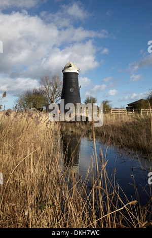 Einem hellen Wintertag in den Norfolk Broads zeigt hohe Mühle in der Nähe von Upton, Norfolk, England, Vereinigtes Königreich, Europa Stockfoto