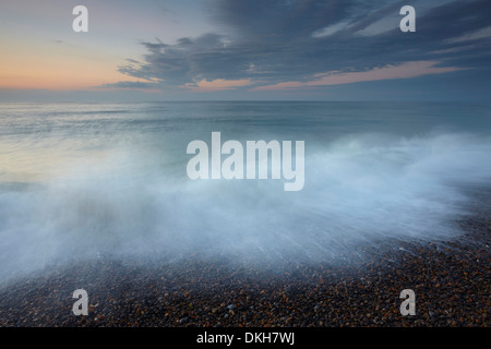 Eine Studie in der Dämmerung der Kiesstrand am Weybourne, Norfolk, England, Vereinigtes Königreich, Europa Stockfoto