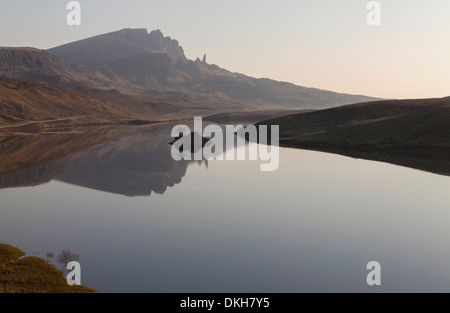 Die Storr spiegelt sich in den ruhigen Gewässern des Loch Fada, Trotternish, Isle Of Skye, Schottland, Vereinigtes Königreich, Europa Stockfoto