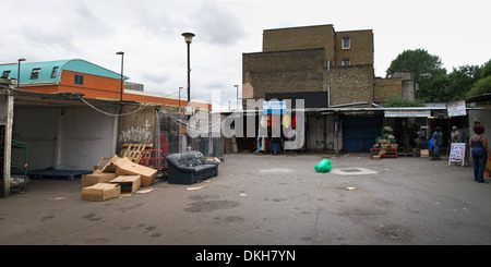 Schäbig leeren Platz zurück Ridley road market East London Stockfoto