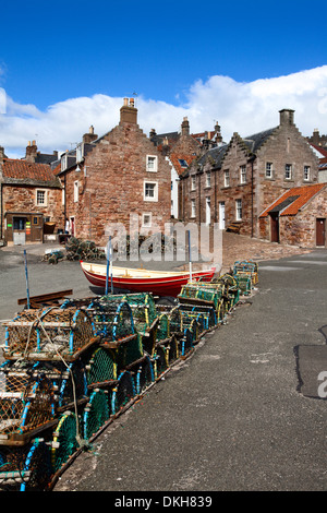 Hummer-Töpfe am Hafen von Crail, Fife, Schottland, Vereinigtes Königreich, Europa Stockfoto