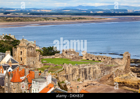 St. Andrews Castle and West Sands aus St. Regeln Turm in St. Andrews Cathedral, St. Andrews, Fife, Schottland, Vereinigtes Königreich Stockfoto