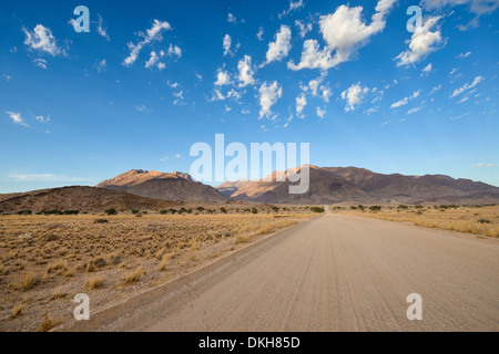 Schotterstraße führt zum Brandberg Mountain trails, Damaraland, Namibia, Afrika Stockfoto