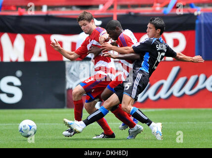 FC Dallas Mittelfeldspieler Anthony Wallace Schlachten ziehen Beben Mittelfeldspieler Shea Salinas während Sonntag divisional Showdown endet in einem 2: 2. (Kredit-Bild: © Steven Leija/Southcreek Global/ZUMApress.com) Stockfoto