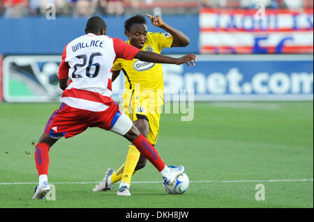 Mittelfeldspieler Emmanuel Ekpo fährt vorbei Mittelfeldspieler Anthony Wallace als FC Dallas Columbus Crew 2-1 im Pizza Hut Park besiegt. (Kredit-Bild: © Steven Leija/Southcreek Global/ZUMApress.com) Stockfoto