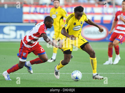 Mittelfeldspieler Emmanuel Ekpo fährt vorbei Mittelfeldspieler Anthony Wallace als FC Dallas Columbus Crew 2-1 im Pizza Hut Park besiegt. (Kredit-Bild: © Steven Leija/Southcreek Global/ZUMApress.com) Stockfoto