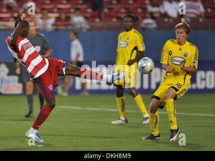 Mittelfeldspieler Anthony Wallace tritt hinter Mittelfeldspieler Brian Carroll als FC Dallas Columbus Crew 2-1 im Pizza Hut Park besiegt. (Kredit-Bild: © Steven Leija/Southcreek Global/ZUMApress.com) Stockfoto