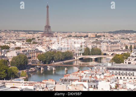 Blick über die Dächer von Paris von Tour Saint-Jacques auf dem Eiffelturm, Paris, Frankreich Stockfoto