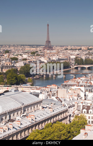 Blick über die Dächer von Paris, der Eiffelturm, Paris, Frankreich Stockfoto