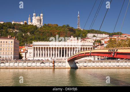 Passerelle du Palais de Justice über den Fluss Saone, das Palais de Justice im Hintergrund, Lyon, Rhone, Rhône-Alpes, Frankreich Stockfoto