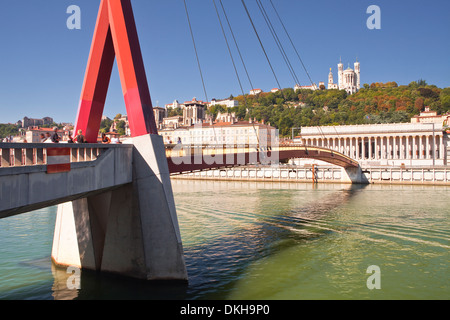 Passerelle du Palais de Justice über den Fluss Saone, das Palais de Justice im Hintergrund, Lyon, Rhone, Rhône-Alpes, Frankreich Stockfoto