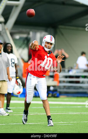 Buffalo Bills Quarterback Gibran Hamdan lässt den Ball während des Trainings am Freitag am St. John Fisher College in Rochester, NY fliegen. (Kredit-Bild: © Michael Johnson/Southcreek Global/ZUMApress.com) Stockfoto