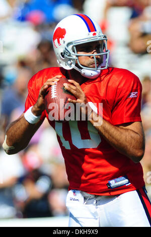 Buffalo Bills Quarterback Gibran Hamdan schaut Feld für den Wurf beim Training am Samstag am St. John Fisher College in Rochester, NY (Credit-Bild: © Michael Johnson/Southcreek Global/ZUMApress.com) Stockfoto