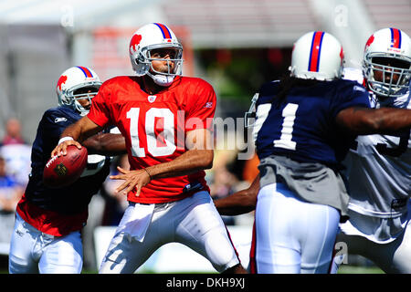 Buffalo Bills quarterback Gibran Hamdan sitzt in der Tasche suchen, um den Ball werfen Feld während der Samstag in der Praxis am St. John Fisher College in Rochester, NY (Credit-Bild: © Michael Johnson/Southcreek Global/ZUMApress.com) Stockfoto