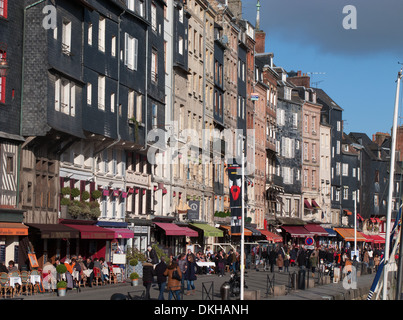 NORMANDIE, FRANKREICH. Restaurants und Cafés säumen den Hafen in Honfleur auf der Seine-Mündung. 2013. Stockfoto