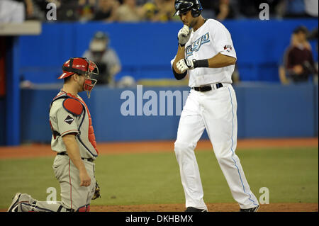 2. Juni 2009 - Toronto, Ontario, Kanada - 2. Juni 2009: Alex Rios #15 der Toronto Blue Jays schlägt einen Home Run im 4. Inning gegen Joe Saunders von der Los Angeles Angels am 2. Juni 2009 im Rogers Centre in Toronto, Ontario, Kanada. . Die Jays schlagen die Engel 6-4 in dieser Nachtspiel im Rogers Center in Toronto, ON. (Kredit-Bild: © Southcreek Global/ZUMApress.com) Stockfoto