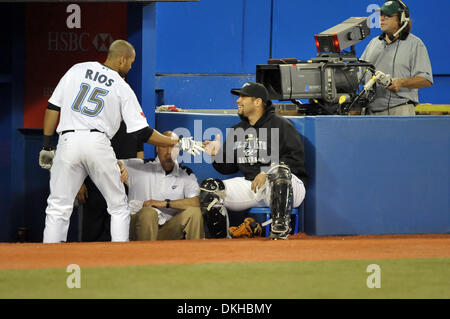 2. Juni 2009 - Toronto, Ontario, Kanada - 2. Juni 2009: Alex Rios #15 der Toronto Blue Jays feiert mit Raul Chavez nach seinen Home Run im 4. Inning gegen Joe Saunders von der Los Angeles Angels am 2. Juni 2009 im Rogers Centre in Toronto, Ontario, Kanada. . Die Jays schlagen die Engel 6-4 in dieser Nachtspiel im Rogers Center in Toronto, ON. (Kredit-Bild: © Southcreek G Stockfoto