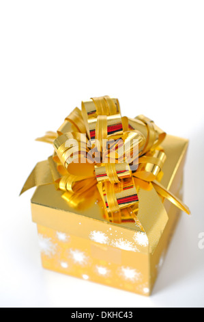 Goldenen Geschenkbox mit goldenen Band auf weißem Hintergrund Stockfoto